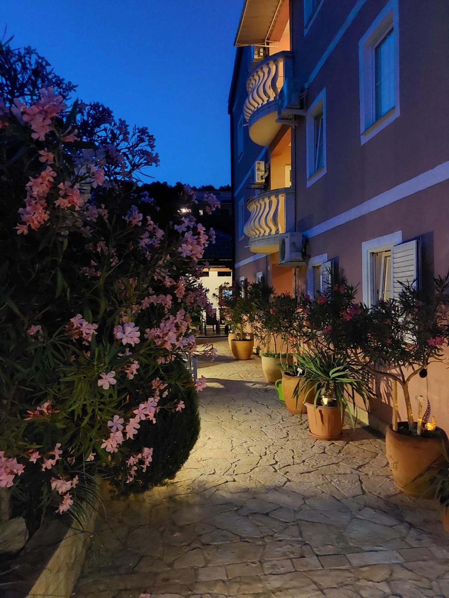 Apartments Ljubo Stari Grad  Ngoại thất bức ảnh